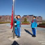 潍坊新纪元小学部举行“节水节电，低碳有我”主题升旗仪式